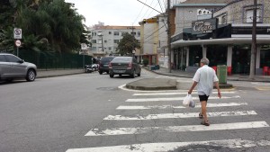 Cruzamento no entorno da Praça Eng. José Rebouças com a Rua Fernando Costa é motivo de abaixo-assinado entre moradores que reivindicam melhor sinalização no local