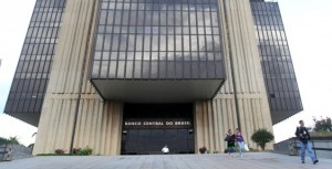 O BC projeta que a dívida líquida em relação ao PIB deve chegar a 34,9%, ao final do ano, ao se considerar a meta de superávit primário (1,1% do PIB)