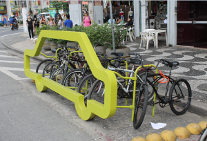 Faltam bicicletários em Santos. Nas ruas do município, percebem-se muitas bicicletas sendo colocadas em postes e em árvores. Locais públicos para guardar o transporte, como o da Avenida Ana Costa (foto) junto à Praça Independência, são raros
