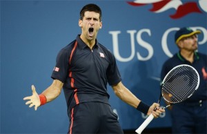 No duelo entre Djokovic e Philipp Kohlschreiber, um pequeno pássaro posou no lado da quadra do sérvio, que tentou tirá-lo da quadra