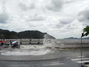 No último final de semana, os munícipes santistas presenciaram cenas atípicas nas praias da cidade. As erosões causaram danos na faixa de areia, ocasionando transtornos para vendedores e banhistas