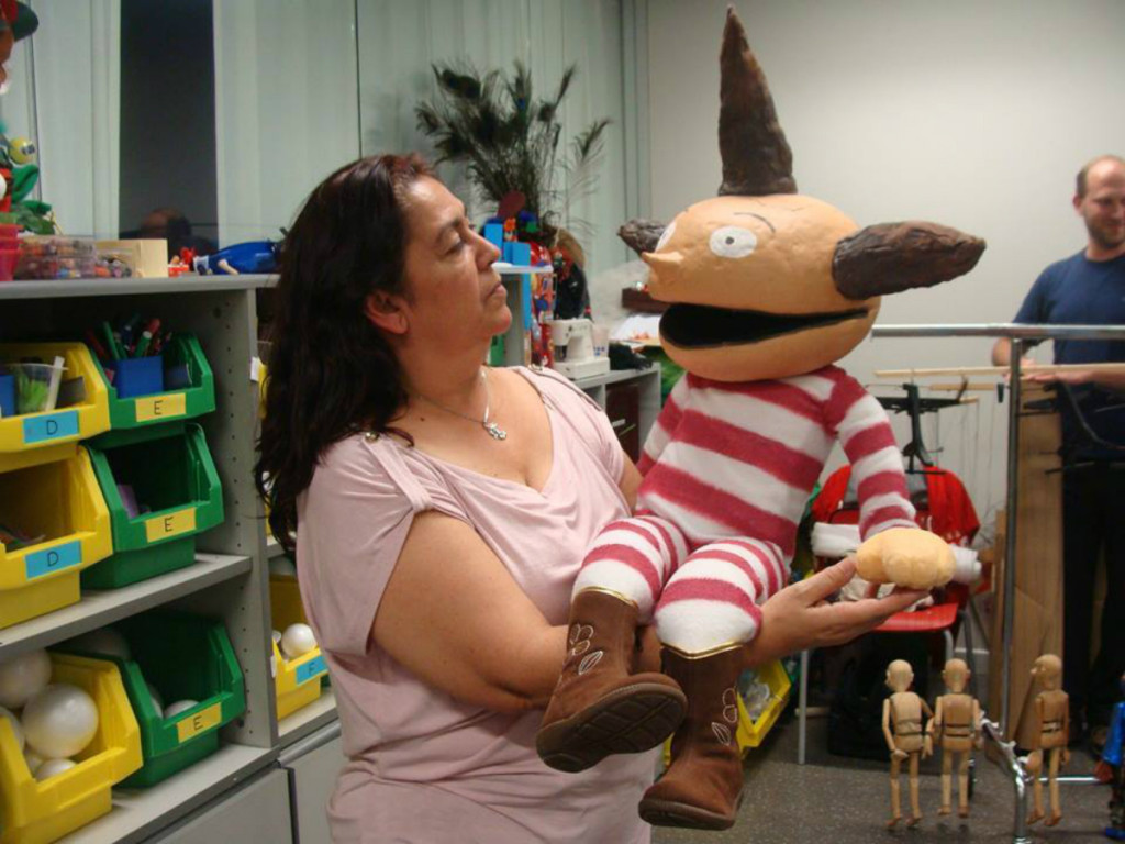 Bolsa para vicentina A diretora teatral e pós-graduada em Teatro Brasileiro, Márcia Alves, foi pela segunda vez contemplada com uma bolsa de estudos sobre teatro de bonecos em Tolosa, na Espanha. Parabéns! 