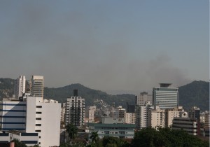 A fumaça já pode ser vista da zona leste da cidade