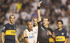 Uma das conversas exibidas levantam suspeitas sobre a arbitragem de Amarilla, que em 2013 prejudicou o Corinthians no duelo contra o Boca Juniors na Libertadores
