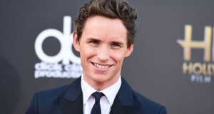 Redmayne viverá o próprio autor ficcional do título, adotado nas aulas de Hogwarts. Scamander é um renomado "magizoologista" do mundo dos bruxos, que, em suas viagens, documentou a fauna de criaturas mágicas