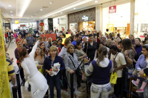 Milhares de pessoas estiveram no Shopping Praiamar ao longo do dia para receber a palavra e comprar o livro do padre Marcelo Rossi