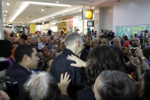 Fãs e fieis prestigiaram a presença do padre. Estima-se que mais de 4 mil livros tenham sido vendidos.