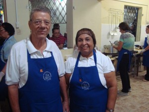 eu Gilberto e Dona Darci são casados e voluntários da quermesse do Embaré há 25 anos