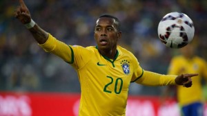 O técnico Dunga apostou em Robinho para o lugar de Neymar. E foi dos pés do jogador do Santos que o Brasil construiu a jogada do primeiro gol, aos 8 min