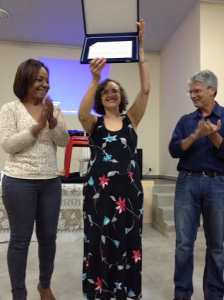 Economia Solidária Marcia Sofia de A. Barros, presidente da Sociedade de Melhoramentos do Morro da Nova Cintra, e o assessor técnico do projeto União dos Movimentos Sociais dos Morros de Santos, José Carlos da Silva Barros, mobilizaram a comunidade dos morros de Santos e a sociedade santista da Baixada Santista para a palestra de Leonora Mol, referência nacional na democratização de uma economia que está crescendo no Brasil, a Economia Solidária. A apresentação aconteceu no último dia 29, na sede da sede da Sociedade de Melhoramentos do Morro da Nova Cintra. Vale conhecer esses trabalhos. Exemplos a serem seguidos!!