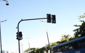 Dos 49 cruzamentos que receberão a nova tecnologia, 21 já tiveram a estrutura e os controladores instalados; semáforos antigos (como o da foto) serão retirados