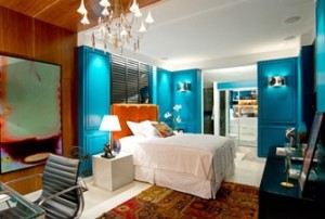 Também da para ser usado de um jeito mega contemporâneo, com cores fortes. Aliás, uma dica legal é usar tanto a parede como as molduras na mesma cor, para ficar um aspecto mais atual.