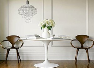 Na primeira imagem, o boiseire que é uma técnica antiga atuou numa composição bem clean com móveis de design, dando aquele aspecto de um ambiente que sabe valorizar tanto o tradicional, quanto o moderno.