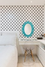O quarto com papel de parede de bolinha deixou o ambiente clean, mas com um toque mais divertido.