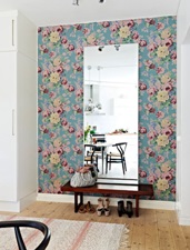 Uma parede relativamente pequena mudou toda a cara do lugar, há quem goste do clean e há quem goste do ambiente romântico como esse. O papel de parede transformou completamente um ambiente que poderia ter uma parede branca, por exemplo.