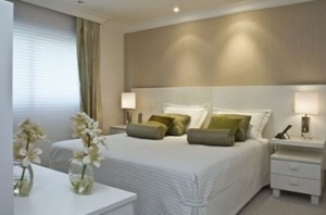 Quem gosta de um ambiente mais minimalista, uma dica são os papeis de parede mais simples, com cores pastéis ou com textura.