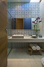 Nesse lindo banheiro, o mesmo ladrilho é colocado em quatro diferentes posições, fazendo um desenho padrão, como uma renda.