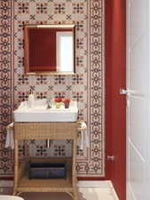 Já nesse banheiro foram utilizados os ladrilhos hidraulicos na composição tapete. Que tem um aspecto de moldura ao redor. A escolha das cores e modelos mostra o ar mais tradicional que o ladrilho pode trazer.