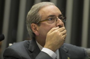 Enquanto os deputados falavam contra o presidente no salão verde da Câmara, Cunha passou pelo grupo, em direção ao seu gabinete, sem se manifestar