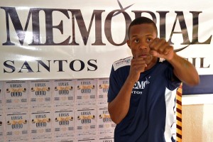 Ex-campeão mundial juvenil do Conselho Mundial de Boxe, Adeilson dos Santos (Memorial/IBG) enfrentará o argentino Orlando Javier Maciel, pela categoria pena (até 58 kg)