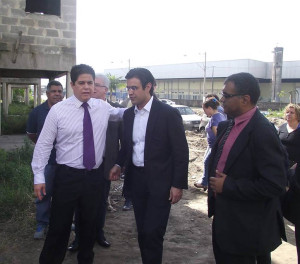 Prefeito de São Vicente, Luis Claudio Bili, secretário de Habitação Estadual, Rodrigo Garcia, e secretário de habitação de São Vicente, Emerson Santos