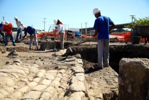 Pelo menos 50 artefatos de pedra pertencentes a grupos nômades de coletores e caçadores já foram catalogados pela equipe liderada pelo arqueólogo Claudio Prado de Mello, no canteiro de obras da Linha 4, no bairro da Leopoldina.