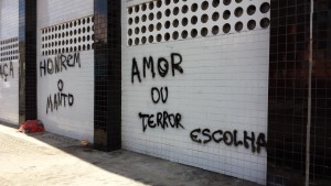 Com a derrota, torcedores picharam o muro do estádio do Santos FC: namoro da torcida com o time por causa da conquista do Campeonato Paulista está no limite