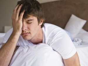 O quadro típico apresenta náusea e vômito, mal-estar, febre, perda de apetite, fezes mais claras e um amarelão no corpo e nos olhos