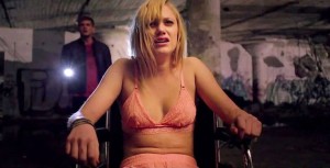 A jovem Jay (Maika Monroe) leva uma vida tranquila entre escola, paqueras e passeios no lago. Após uma transa, o garoto com quem passou a noite explica que ele carregava no corpo uma força maligna, transmissível às pessoas apenas pelo sexo