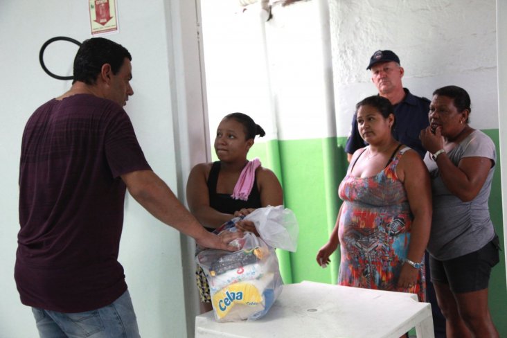 Começa distribuição de cestas básicas às vítimas de incêndio
