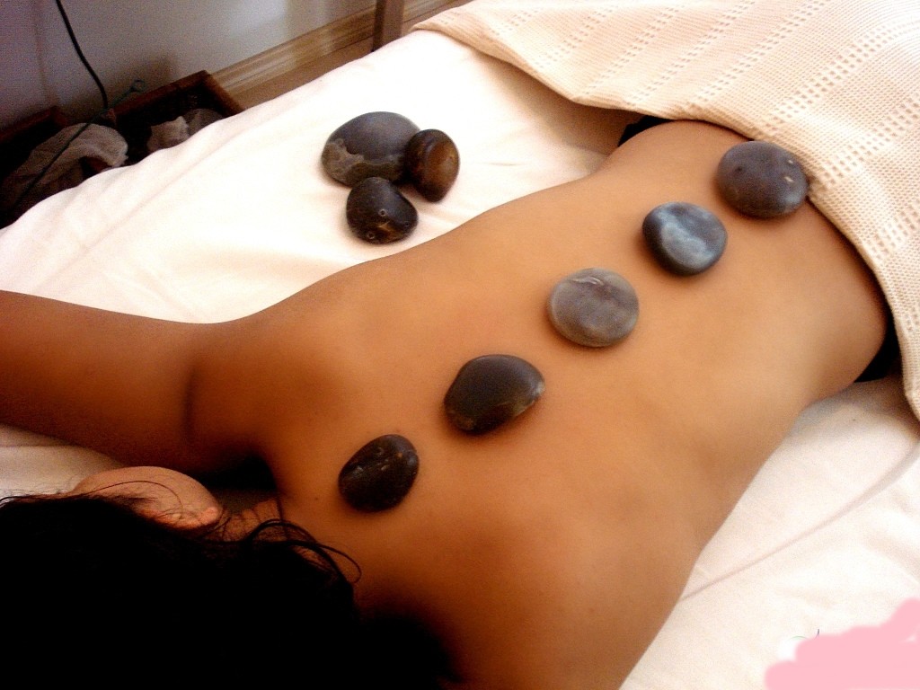 Massagem com pedras quentes revigoram o corpo e a mente