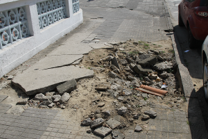 De acordo com a Prefeitura de Santos, quando uma calçada apresenta problemas, o munícipe deve entrar em contato com a Ouvidoria pelo telefone 0800-112056