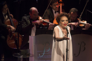 Diva - Bibi Ferreira, grande diva do teatro, estará em Santos com o espetáculo onde interpreta canções de Frank Sinatra. No Teatro Coliseu, dias 22 e 23 de agosto. Absolutamente imperdível!     