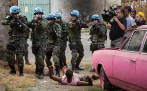 O diretor adora os filmes de guerra. A primeira série que criou, "Heróis" (2011), retratava soldados brasileiros na Segunda Guerra