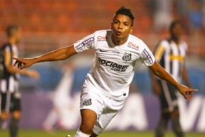 O zagueiro, que já teve passagens por Palmeiras, Panathinaikos (da Grécia), Flamengo e Vitória, chegou ao Santos em 2012