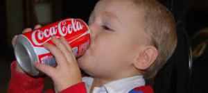 Um em cada três crianças brasileiras menores de 2 anos tem o hábito de beberem refrigerantes, o que contribui para o aumento da obesidade infantil