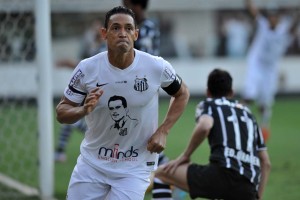 Com o feito na partida, o camisa 9 santista chegou a marca de 11 gols na competição nacional e abriu três de vantagem para o segundo colocado Alexandre Pato, do São Paulo