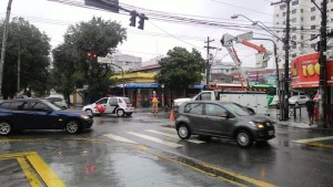 Poste cai na rua Felipe Camarão com a Av. Pedro Lessa. Lentidão no acesso à Avenida. 