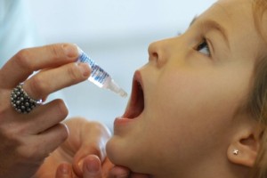 Na vacinação de rotina, a dose é recomendada a todas as crianças menores de cinco anos, aos dois, quatro, seis e 15 meses de idade, além da dose de reforço ao completar quatro anos