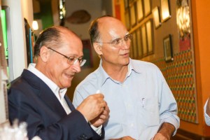 O governador é um dos vencedores do prêmio Lucio Costa de Mobilidade, Saneamento e Habitação, que visa reconhecer as iniciativas que buscam a melhora da vida dos cidadãos. Para receber o prêmio, o governador paulista foi indicado pelo deputado feredal tucano João Paulo Papa. O parlamentar, além de ter sido prefeito de Santos, também foi diretor da Sabesp