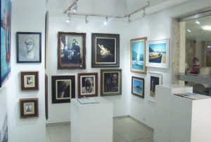 Natural de Porto Alegre, Sérgio que chegou à cidade de Santos com seis anos de idade, época em que já ganhava concursos de desenho em sua cidade natal, desenvolve nos dias atuais a técnica 3DX em razão as visitas nos salões de arte contemporânea, onde percebeu que é crescente a quantidade de instalações