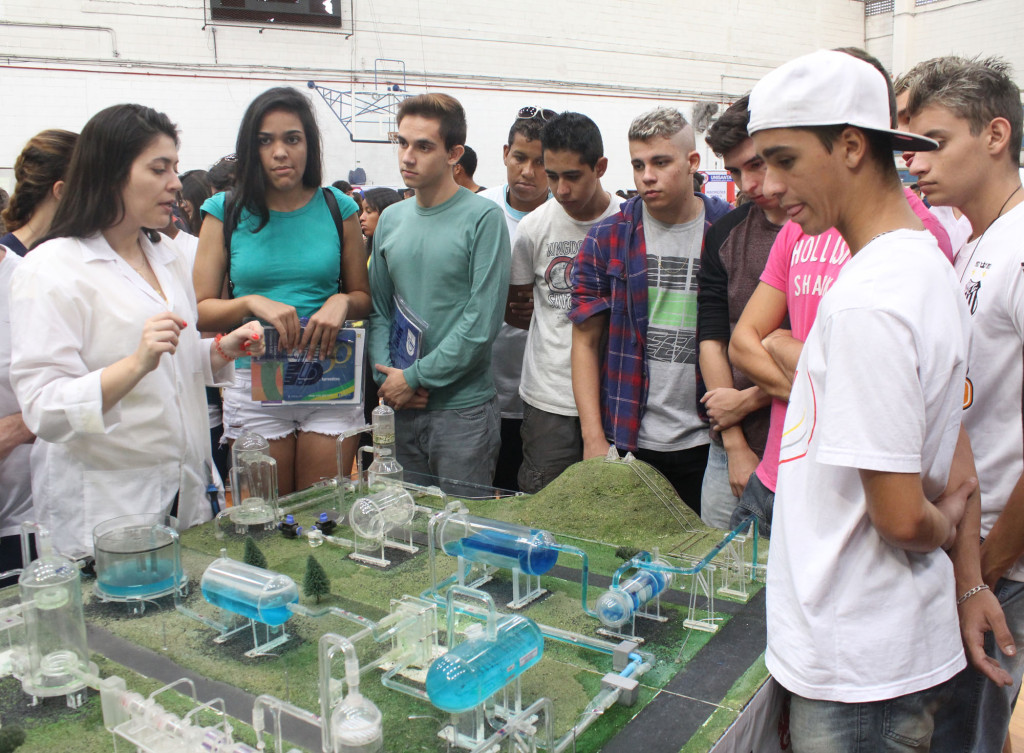 Feira de Profissões tira dúvidas e faz cadastro para estágios