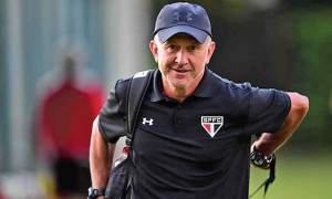 O goleiro ainda elogiou o trabalho de Osorio, que tem pouco mais de quatro meses desde que chegou ao São Paulo e colocou o time na semifinal da Copa do Brasil e na quinta posição no Campeonato Brasileiro, com a mesma pontuação do Santos, quarto colocado