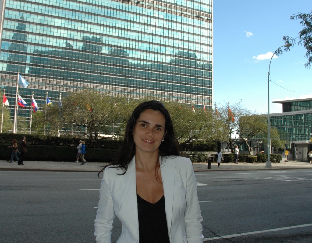  Lançamento Adriana Carranca, jornalista e escritora santista irá autografar seu livro infantil Malala, a menina que queria ir para a escola, neste sábado (26), a partir das 14h30 no Sesc/Santos.A mais jovem ganhadora do Prêmio Nobel da Paz, Malala, levou um tiro no rosto disparado pelo grupo Talibã no Paquistão por querer estudar, não aceitando o casamento como única opção de vida. Em cima dessa vivência, Adriana transformou em uma história para crianças.