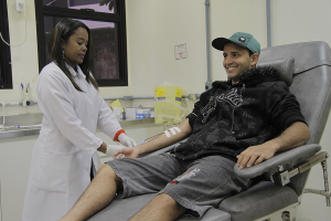 Ebolly Kennedy, de 26 anos, já praticou o ato algumas vezes e comenta sobre a alegria que tem ao doar. “A primeira doação foi para um conhecido. Depois que vi a importância deste gesto, já repeti para ajudar o próximo. Dôo anualmente”