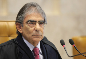 Ayres Britto disse ainda que, a seu ver, "ainda não há motivos para o impeachment" de Dilma. Segundo ele, para que se configure um crime de responsabilidade é necessário provar uma afronta à Constituição