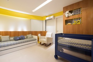 Crédito: Fábrica Arquitetura Cor azul marinho amarelo predominância de madeira
