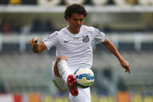 O técnico Dorival Júnior poderá contar com o lateral Victor Ferraz, recuperado de um incômodo na coxa direita