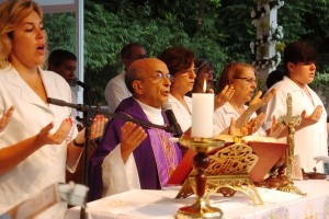 No período da tarde, às 17h, será a vez do Padre Chiquinho, da Igreja São Judas Tadeu, receber o público, junto com o Coral Magna Vox, realizar a missa