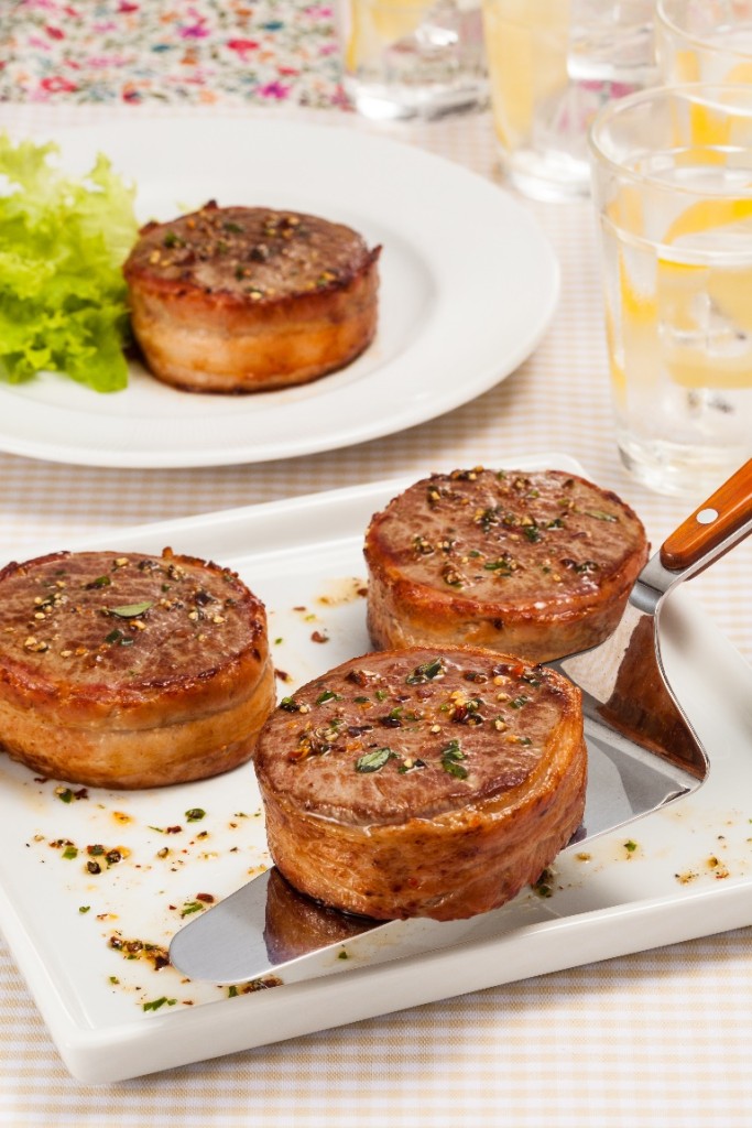 file mignon com bacon e ervas
